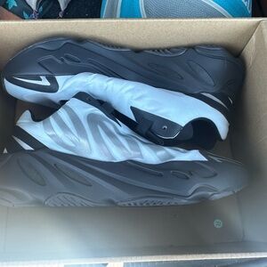 700 mnvn yeezy boost